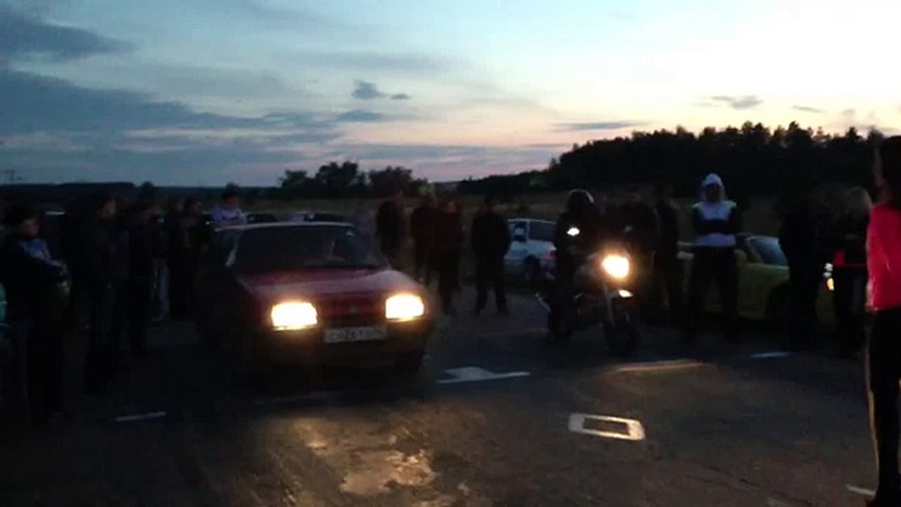 Уличные гонки ВАЗ 2108 красный против Мотто.webm