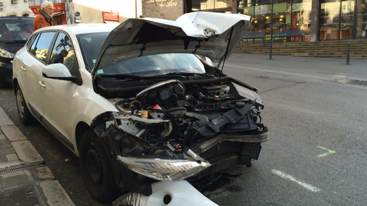 Sur 100 mètres, il percute deux véhicules en stationnement