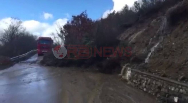 Reshjet e shiut, Rrëshqitje gurësh dhe dherash në aksin rrugor Krumë-Qafë Prush- Ora News