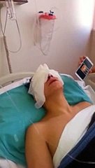 Narkozdan Uyanan Çocuğa Öldün Şakası