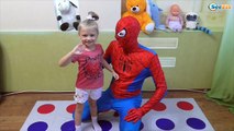 ✔ Spiderman. Ярослава играет с Человеком Пауком в Твистер. Видео для детей ✔
