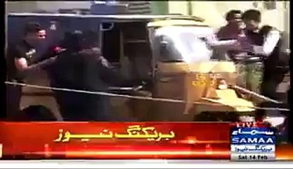 Some boys trying to give red roses in public to unknown girls on lahore road on valentine's day - Breaking news