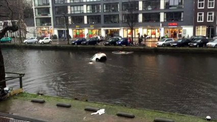 Une mère et son bébé sauvés de la noyade par 4 passants à Amsterdam