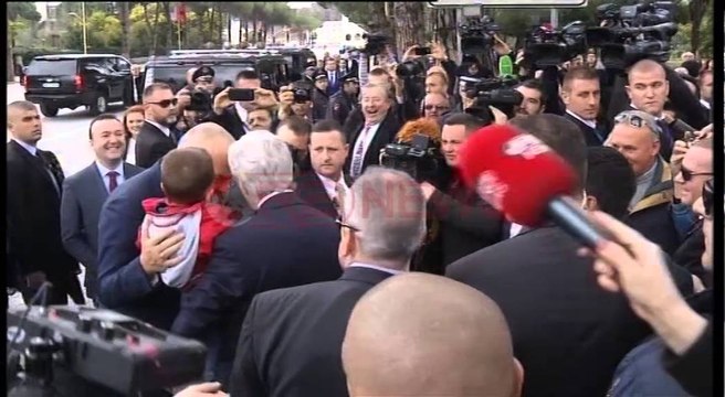 Kerry del nga kryeministria, takon njerëzit që ishin mbledhur për të- Ora News- Lajmi i fundit-