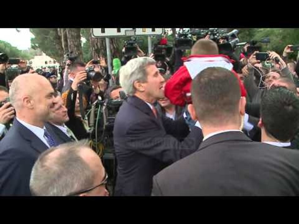 PA KOMENT: Sekretari Kerry takon njerëzit në bulevard - Top Channel Albania - News - Lajme