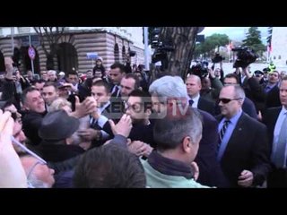 Report TV - Kerry merr në krah vogëlushin 5 vjeç, ia "prezanton" Rama