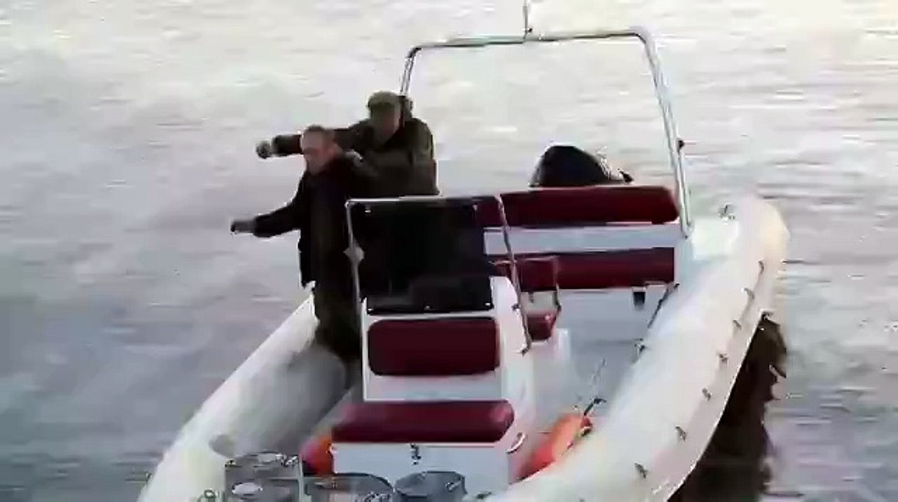 РЫБАКИ ГЛУШАТ РЫБУ ГРАНАТОЙ.