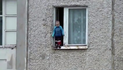 Ужас ! Куда смотрят его родители????