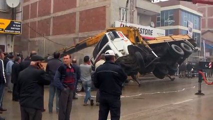 Vinç böyle devrildi, otomobili pert etti