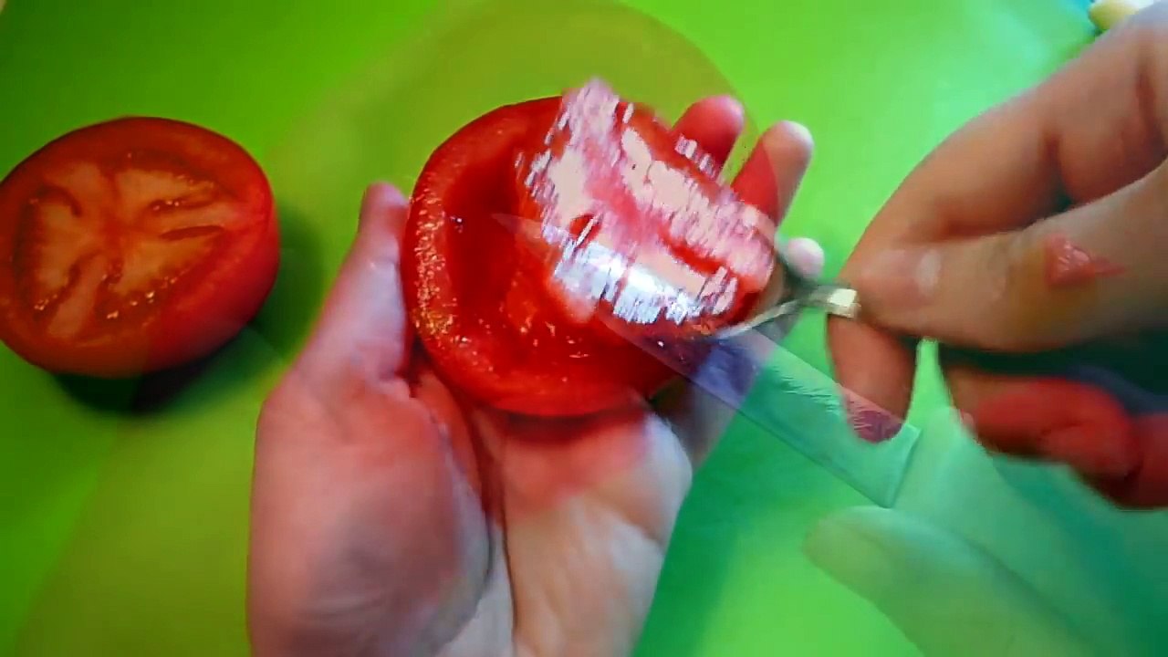 Цветы из помидор! Украшения тарелки. Flowers of tomato. Decoration of dish!