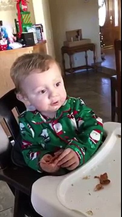 Ce bébé goûte pour la première fois du Bacon, ses grimaces sont trop mignonnes
