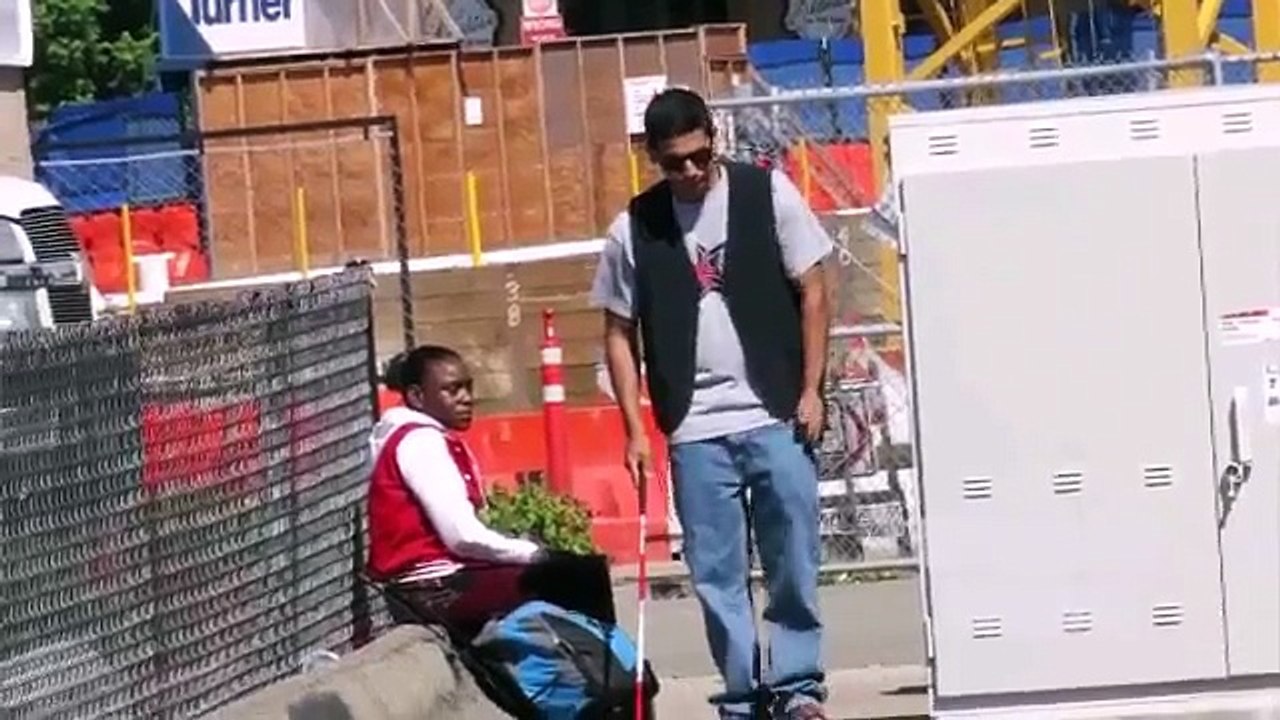 İnsanlığın ölçüldüğü video kör gibi davranmak
