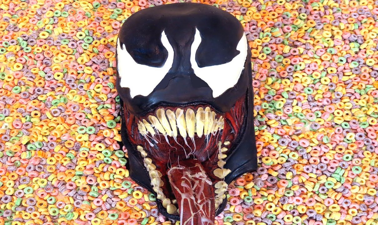 VENOM vs CATWOMAN vs SPIDERMAN Fruit Loops Breakfast Cereal Challenge Superhero Kids in Real Life (720p)