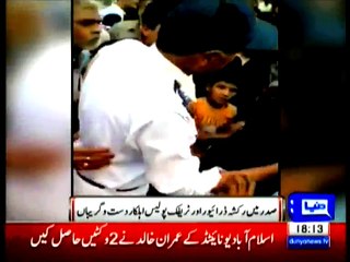 Karachi Great Fighting Traffic Police and Auto Driver