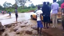 Ce conducteur débile tente de traverser un pont inondé