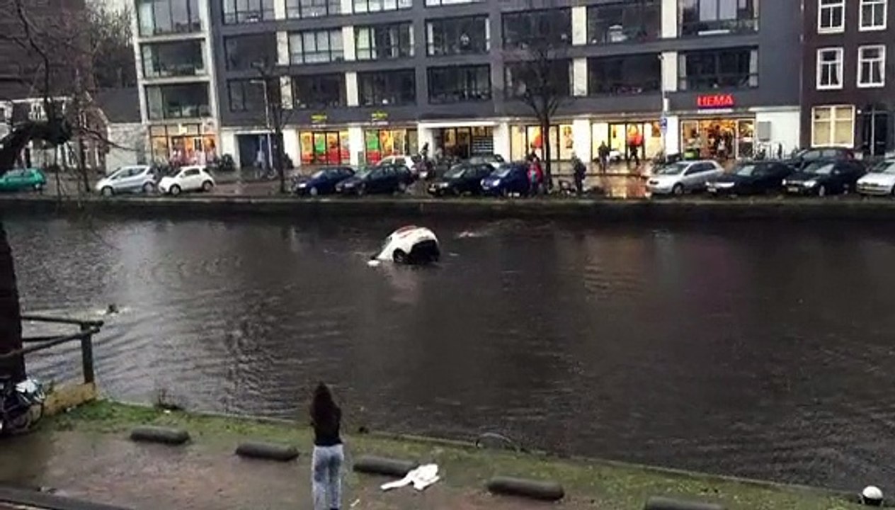 Une mère et son bébé sauvés de la noyade par quatre passants à Amsterdam