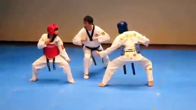 Едва начался бой, как зал взорвался от смеха