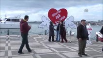 Silivri Belediye Başkanı, Sevgililer Günü Dolayısıyla Vatandaşa Çiçek Dağıttı