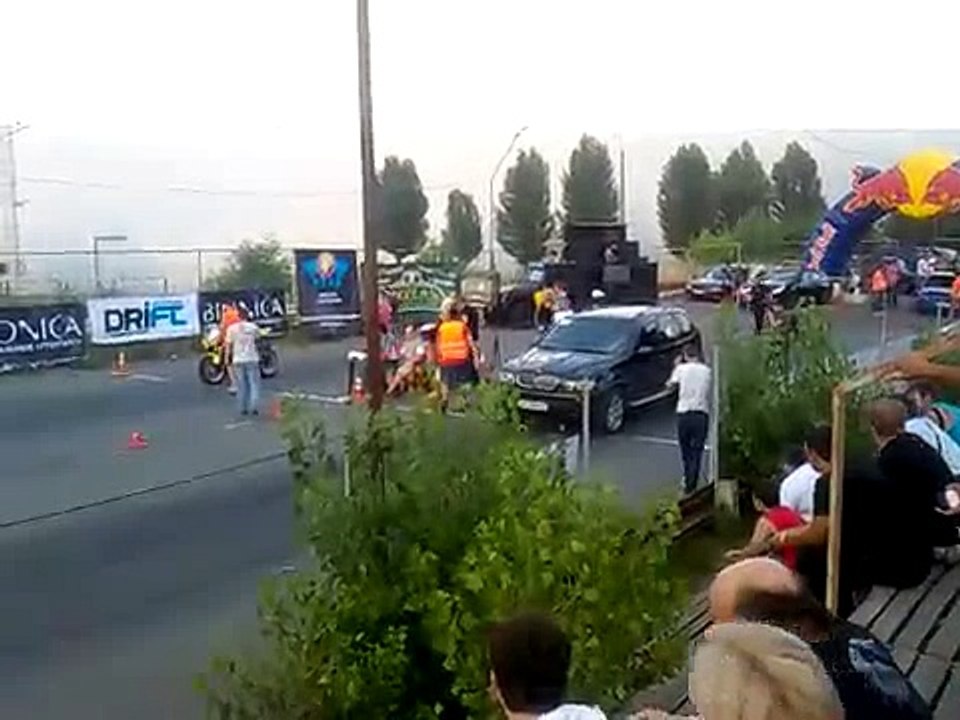 Уличные гонки на машинах, выставка автомобилей