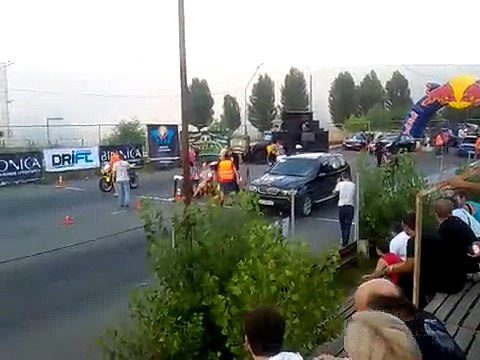 Уличные гонки на машинах, выставка автомобилей