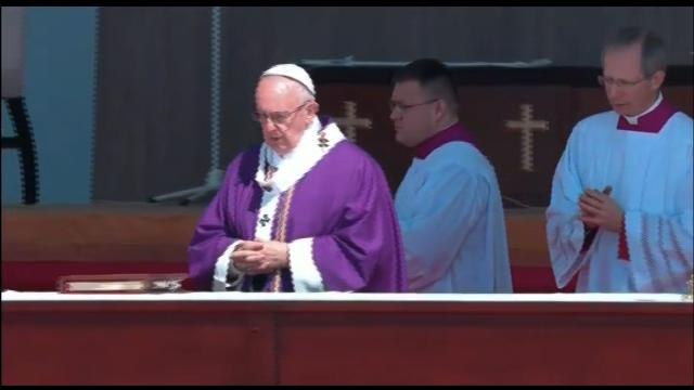 El papa oficia multitudinaria misa en Ecatepec