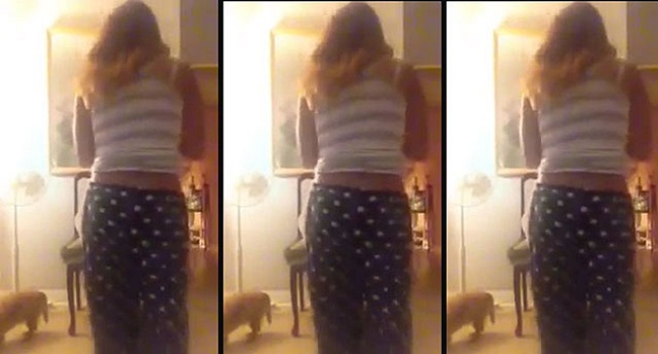 Une fille s'entraîne à la baston contre son ours en peluche