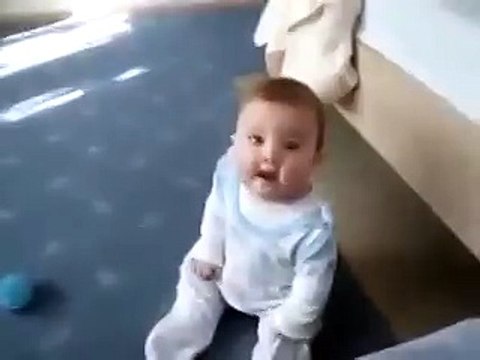 Ребёнок танцует под музыку!Смотреть до конца