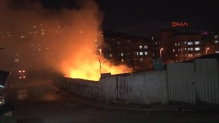 Molotof Kokteyli Atılan Kağıt Deposu Alev Alev Yandı