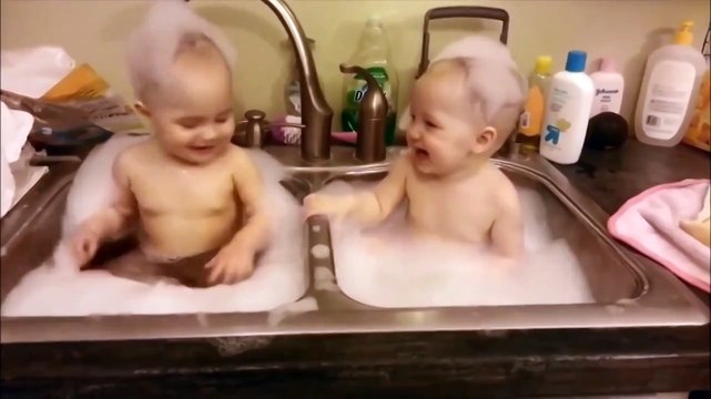 Что может быть милее близнецы веселятся в «ванной»