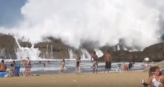 Мощная волна накрыла отдыхающих!