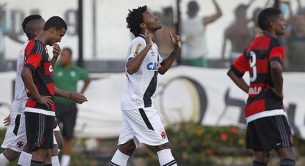 Vasco joga melhor e bate o Flamengo com gol nos acréscimos em São Januário