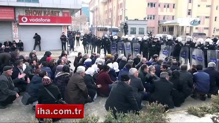 Teröristler için yürüyen gruba polis müdahalesi