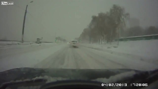 Обалдеть! Машина призрак вмиг исчезла с шоссе