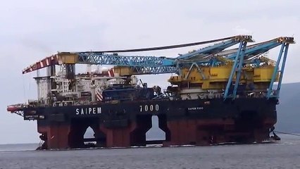 Dev inşaat gemisi Çanakkale Boğazı'nı kapattı