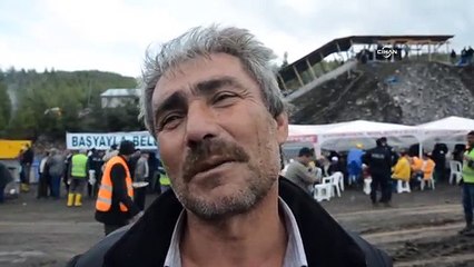 Çocuklar, madenci babalarının su altında kaldığını bilmiyor