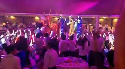 Đi dự tiệc cuối năm với mọi người .... Vui quá đi