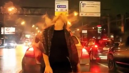 Девушка не даёт скучать в пробке