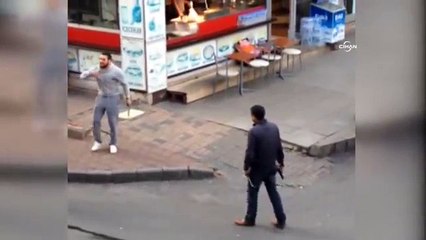 Polise satırla saldıran şahıs vuruldu