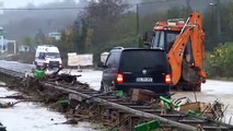 Sel nedeniyle Kocaeli-Sakarya D-100 kara yolu ulaşıma kapandı