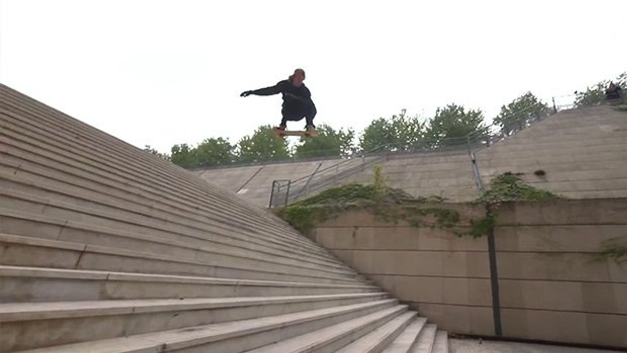 Aaron Jaws Homoki jumps 25 stairs on a skateboard on a mythical spot of  Lyon. - video Dailymotion