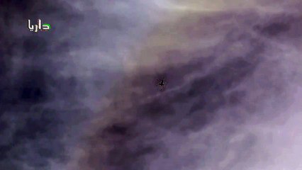 أمام المصور مباشرة براميل الأسد تنهمر على مدينة داريا.