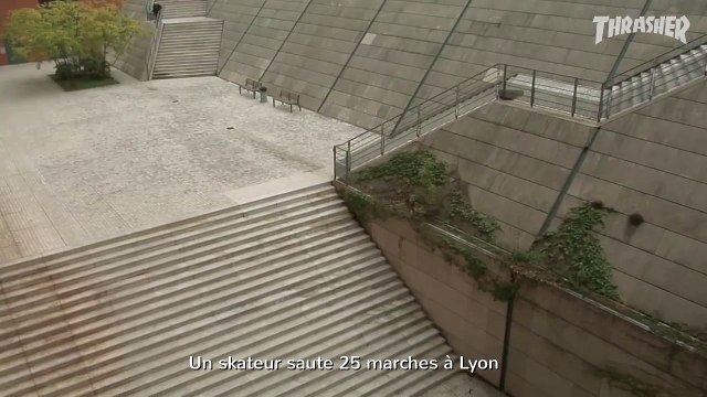 Un skateur saute 25 marches à Lyon
