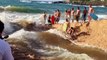 Surfers create artificial River Wave on Hawaï Beach!