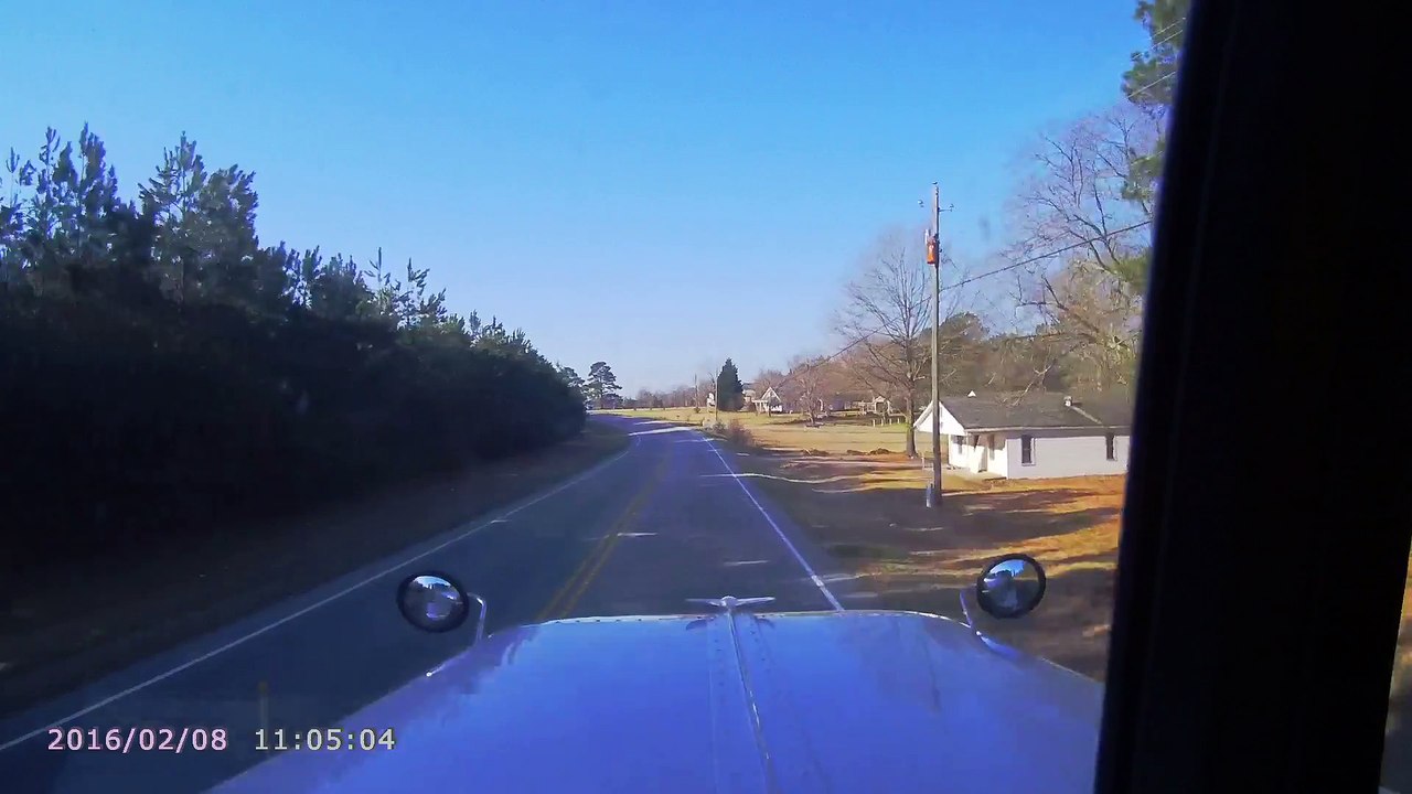 Un camion sort de la route et détruit une maison - Terrible accident