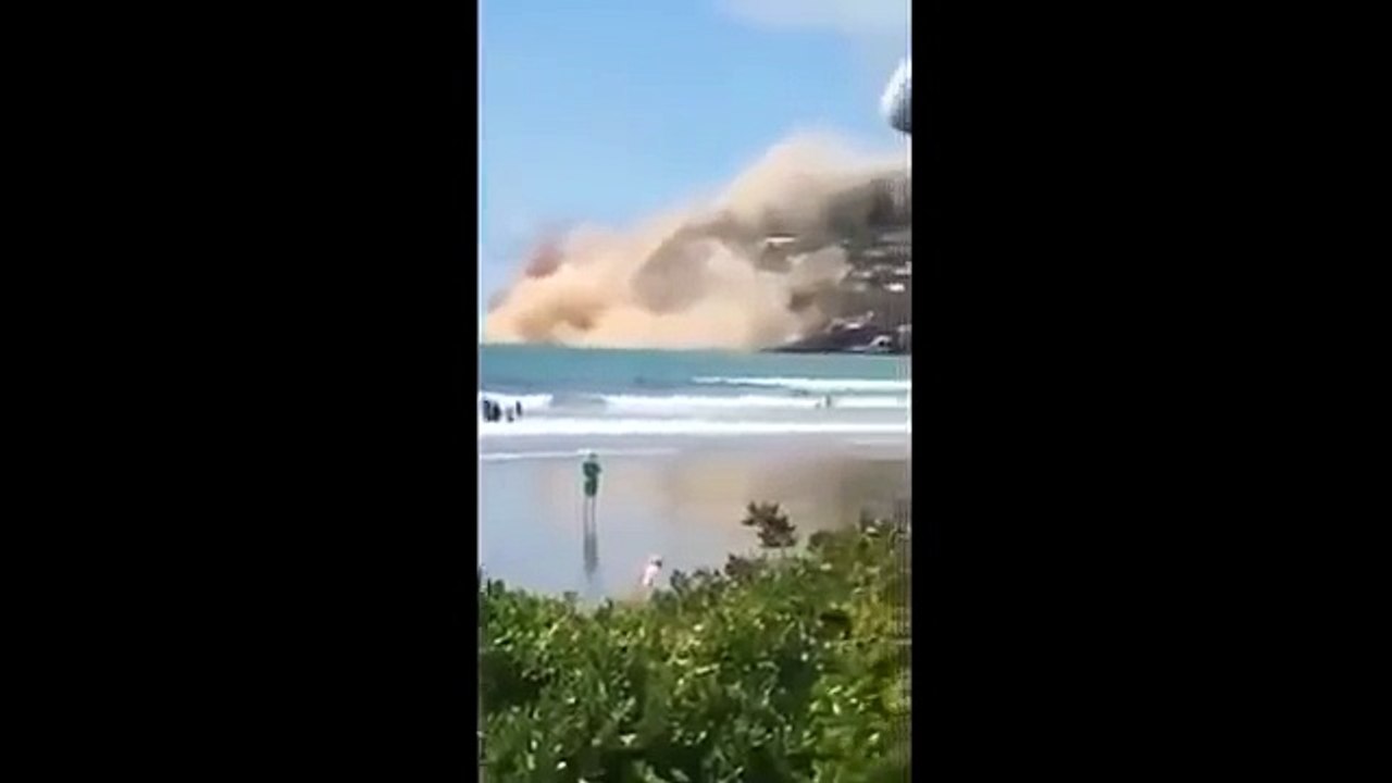 Une falaise s'effondre après un tremblement de terre