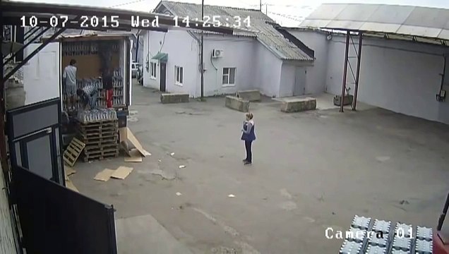 Как грузчики водку разгружали)) Смеялся до утра)))