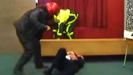 Ölü Taklidi Yapan Tiyatro Oyuncusunun Kafasına Dolap Düştü