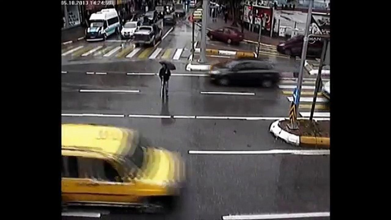 Duyarlı sürücüden örnek davranış: Aracından inip görme engelli yayayı karşıya geçirdi