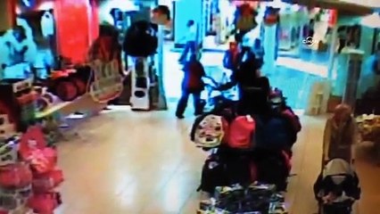 Kadın hırsızı, çift çanta görüntüsü yakalattı