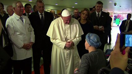 Cariñoterapia papal para niños enfermos